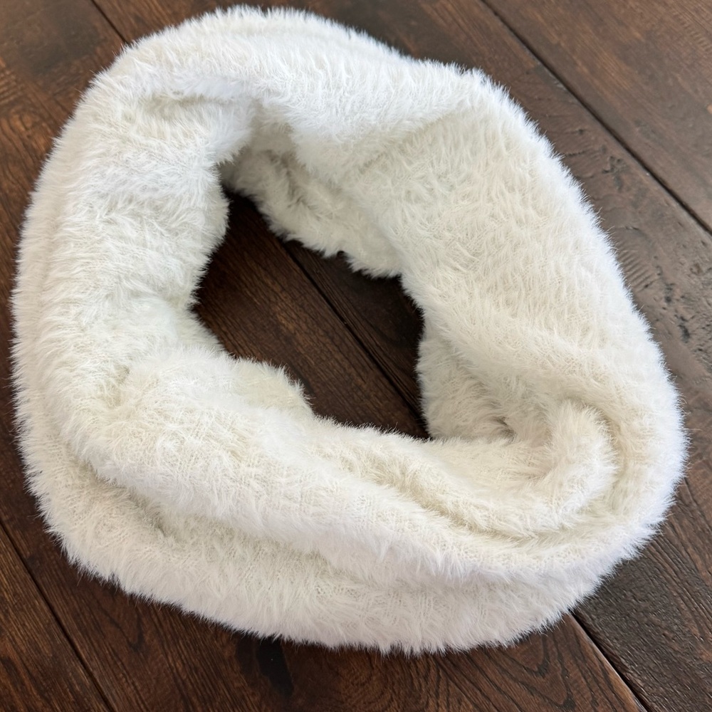 CALIA by Carrie Underwood Fluffy Ivory White Faux Fur Scarf